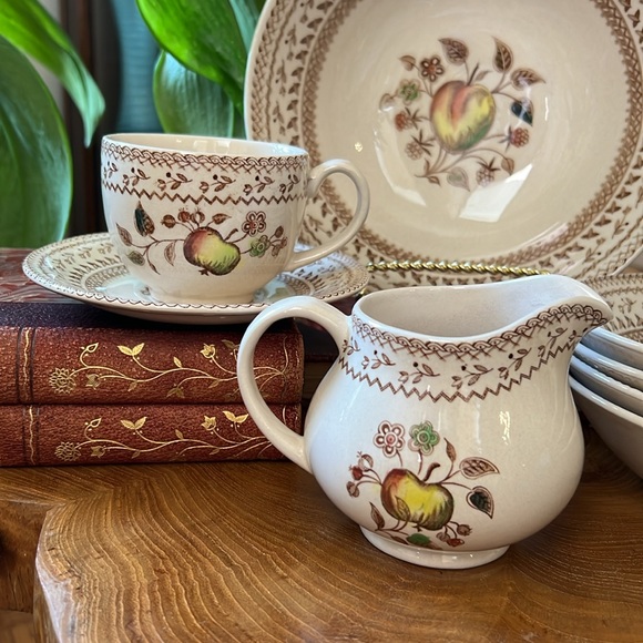 VTG 10 Piece Johnson Bros Fruit Sampler Serving Bowl Set, Creamer, Cups + Saucer - Picture 3 of 8